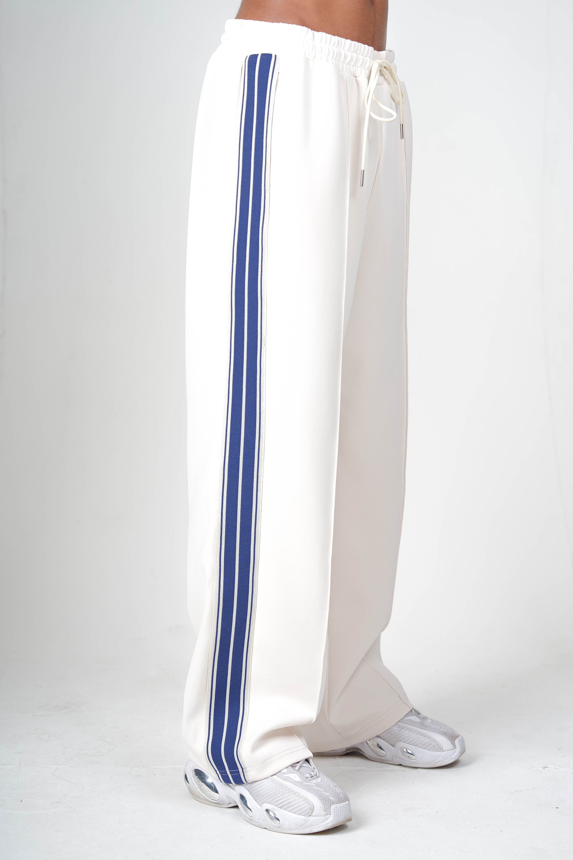 DELUXE MARQUE JOGGERS MENS : CREAM