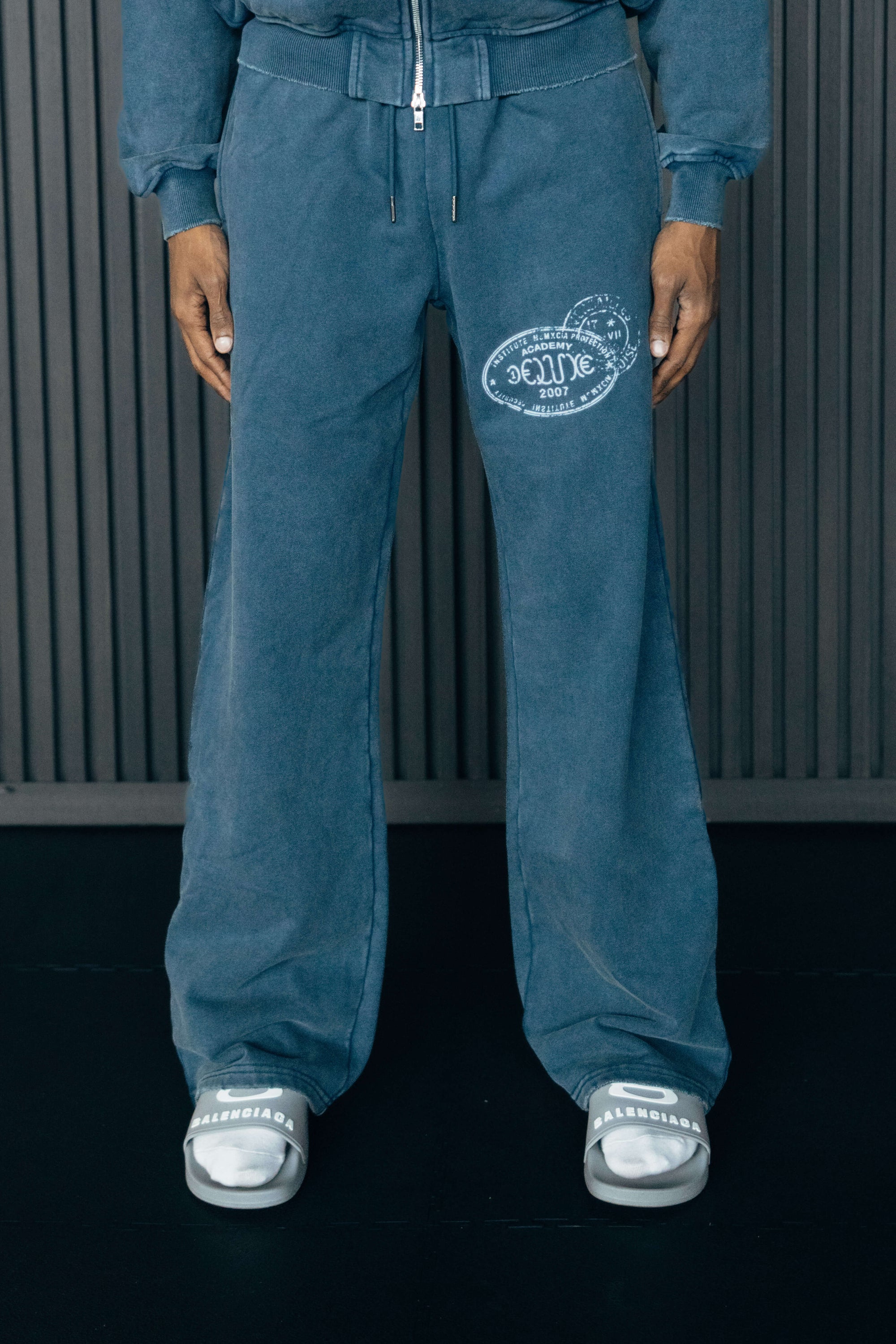 1DELUXE ACADEMY STAMP JOGGERS : BLUE