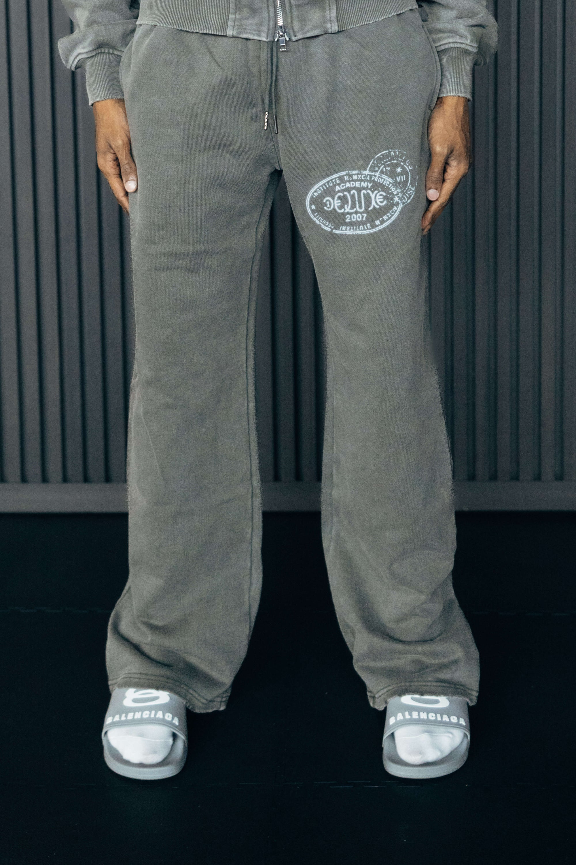 1DELUXE ACADEMY STAMP JOGGERS : GREY