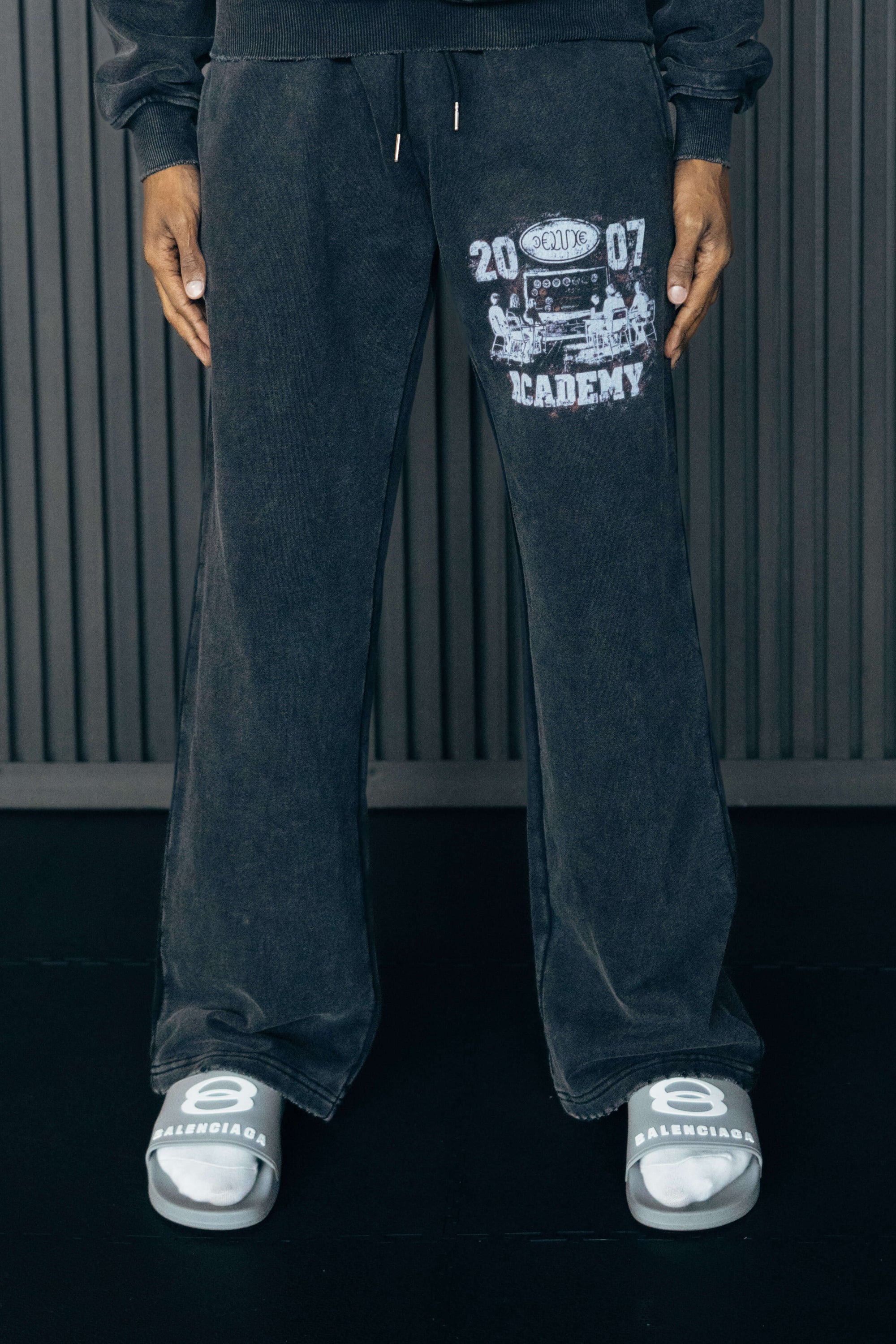 1DELUXE ACADEMY JOGGERS : BLACK