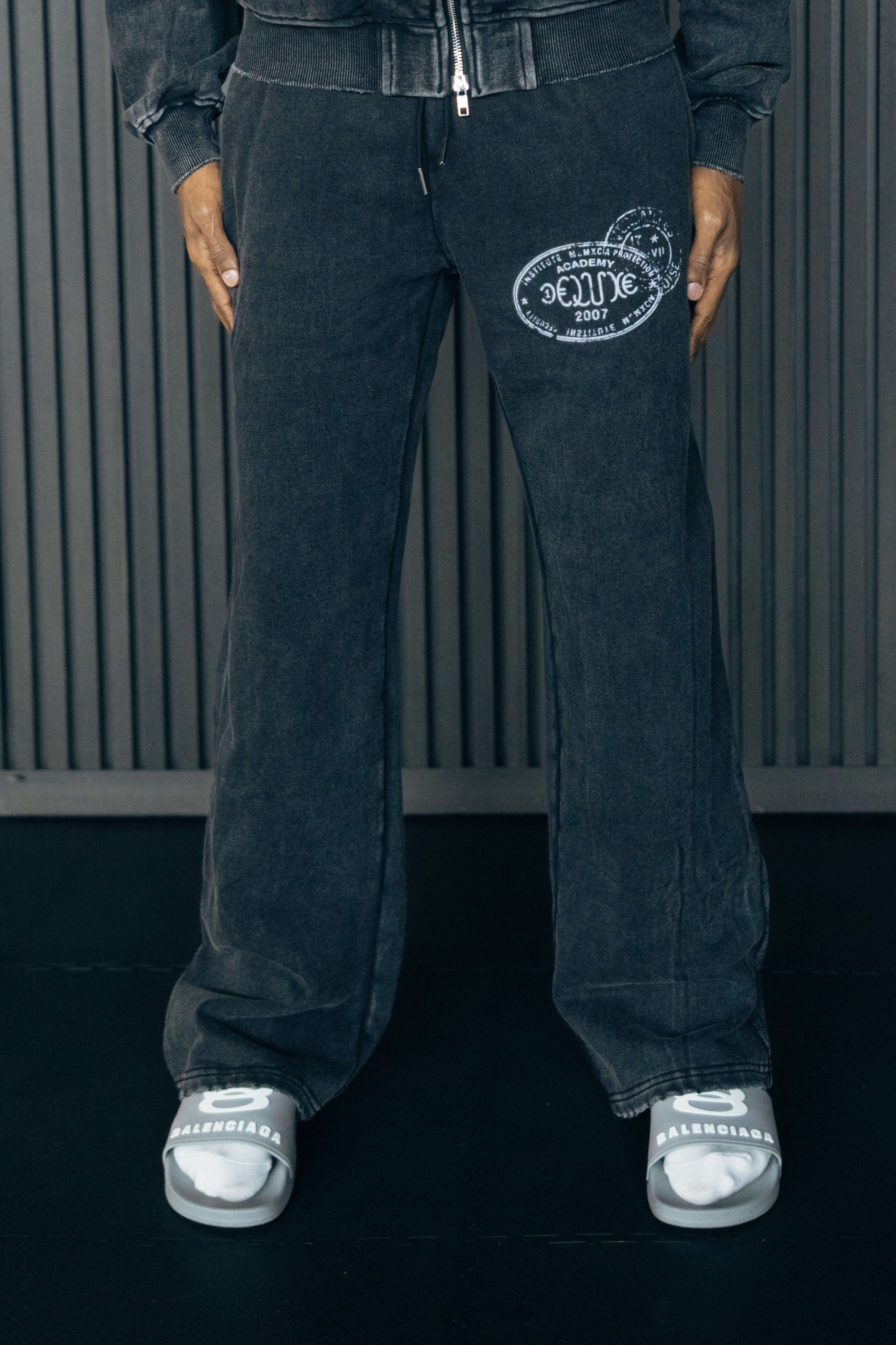 1DELUXE ACADEMY STAMP JOGGERS : BLACK