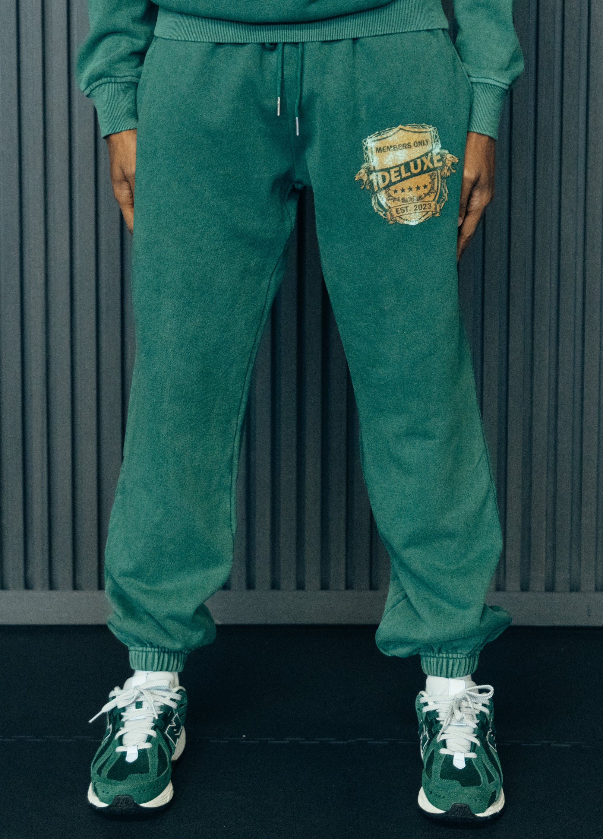 1DELUXE LION CREST JOGGERS