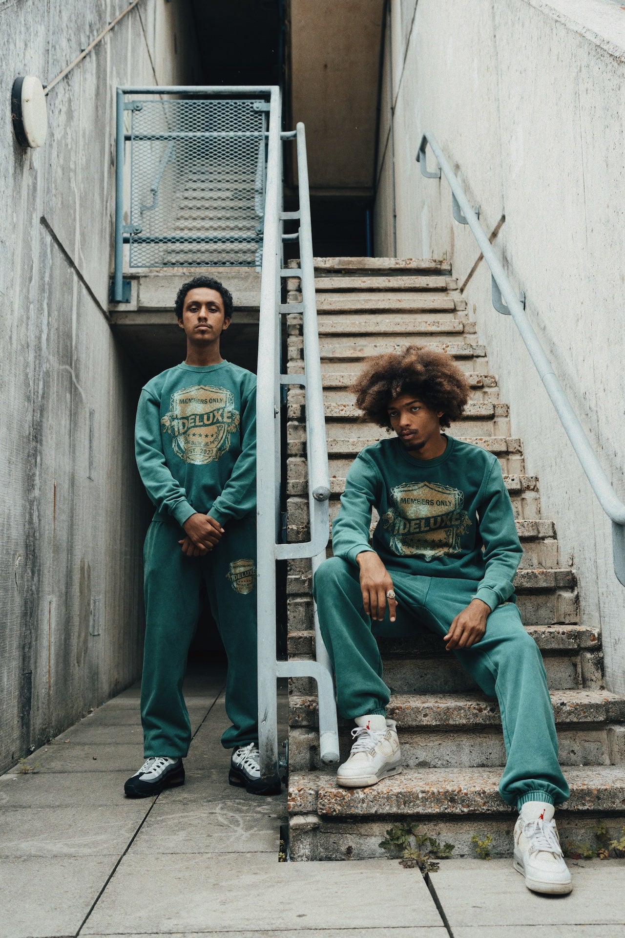 1DELUXE LION CREST JOGGERS