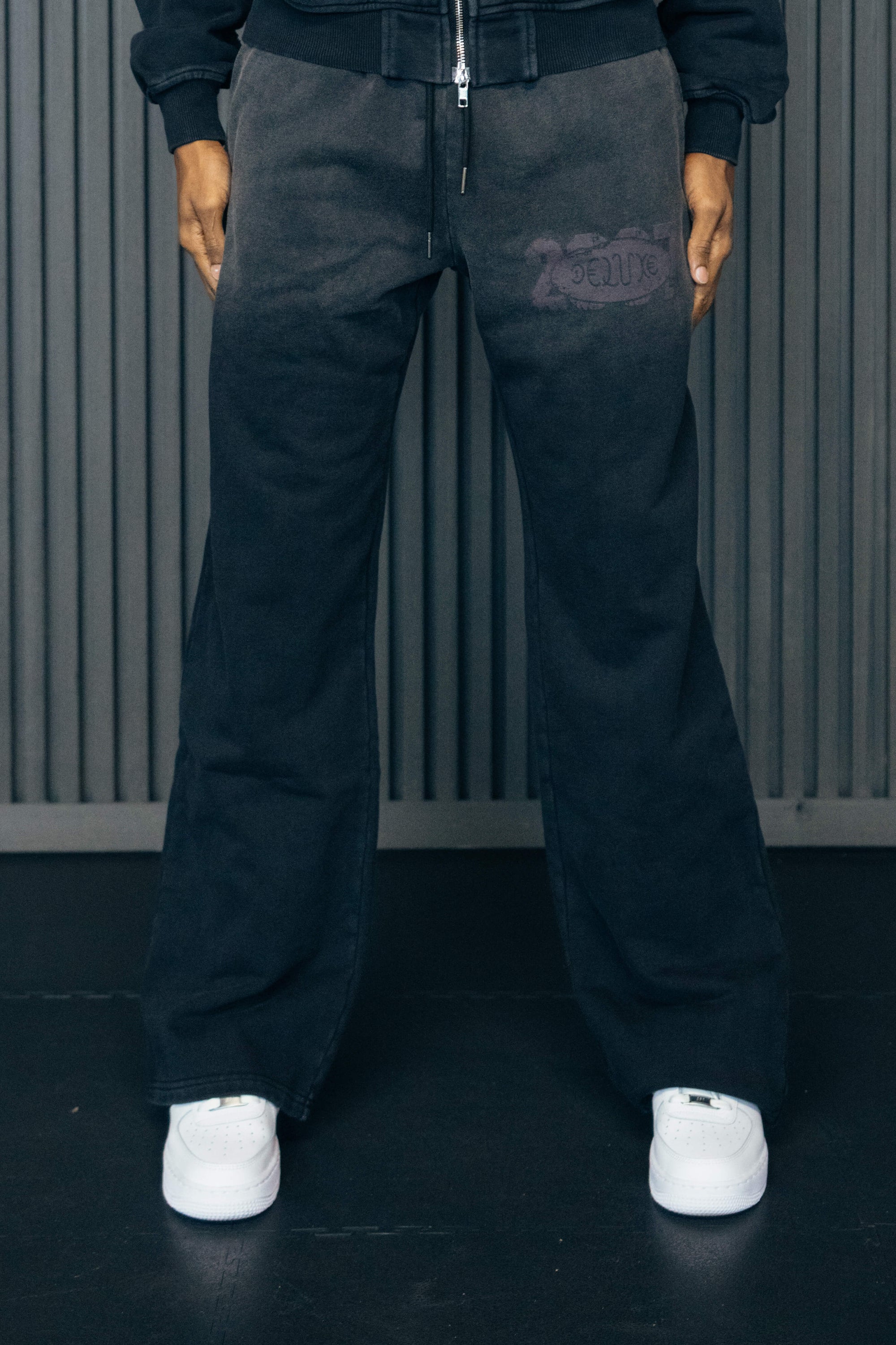 1DELUXE YEAR 2007 JOGGERS : BLACK