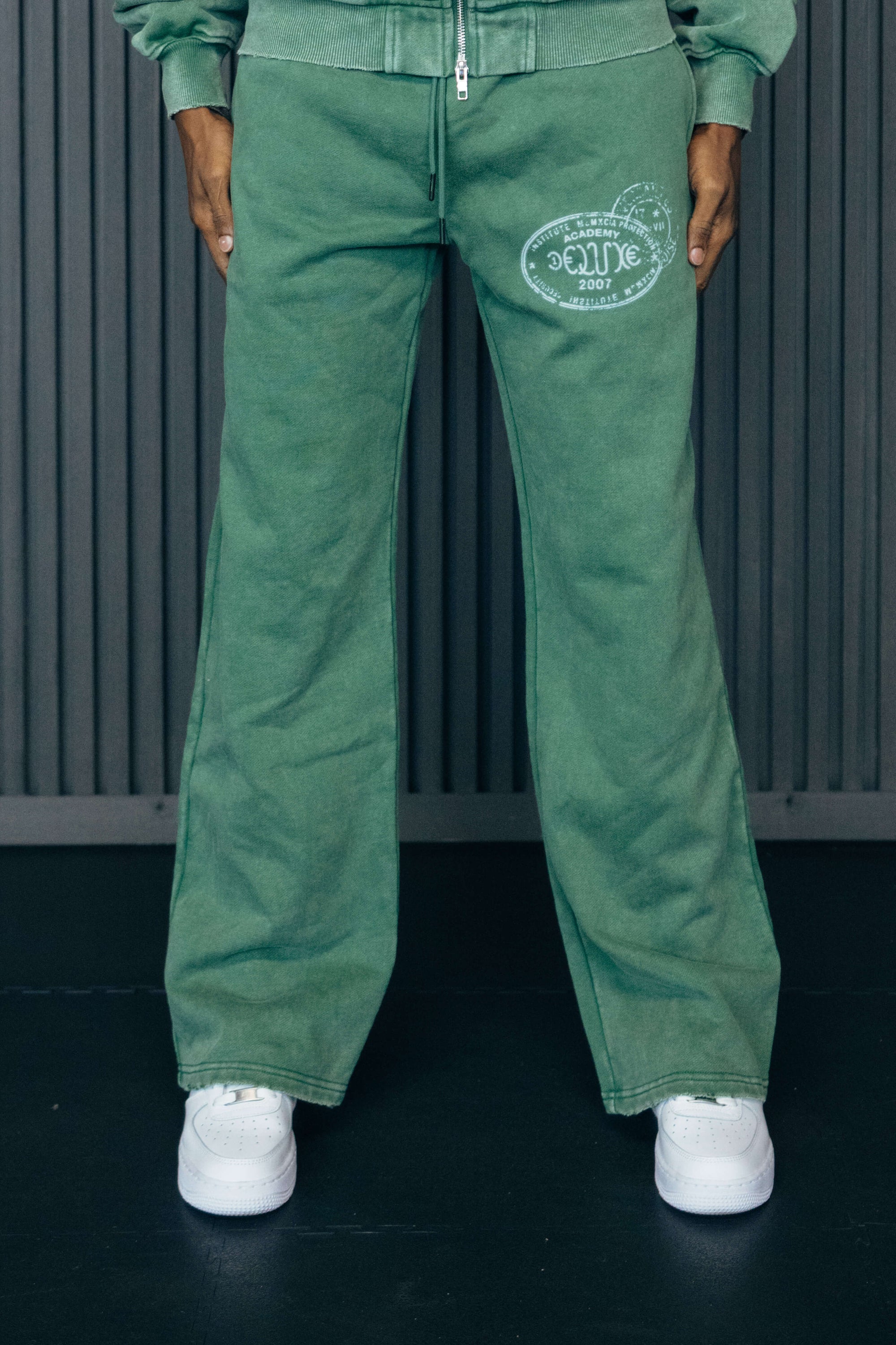1DELUXE ACADEMY STAMP JOGGERS : GREEN