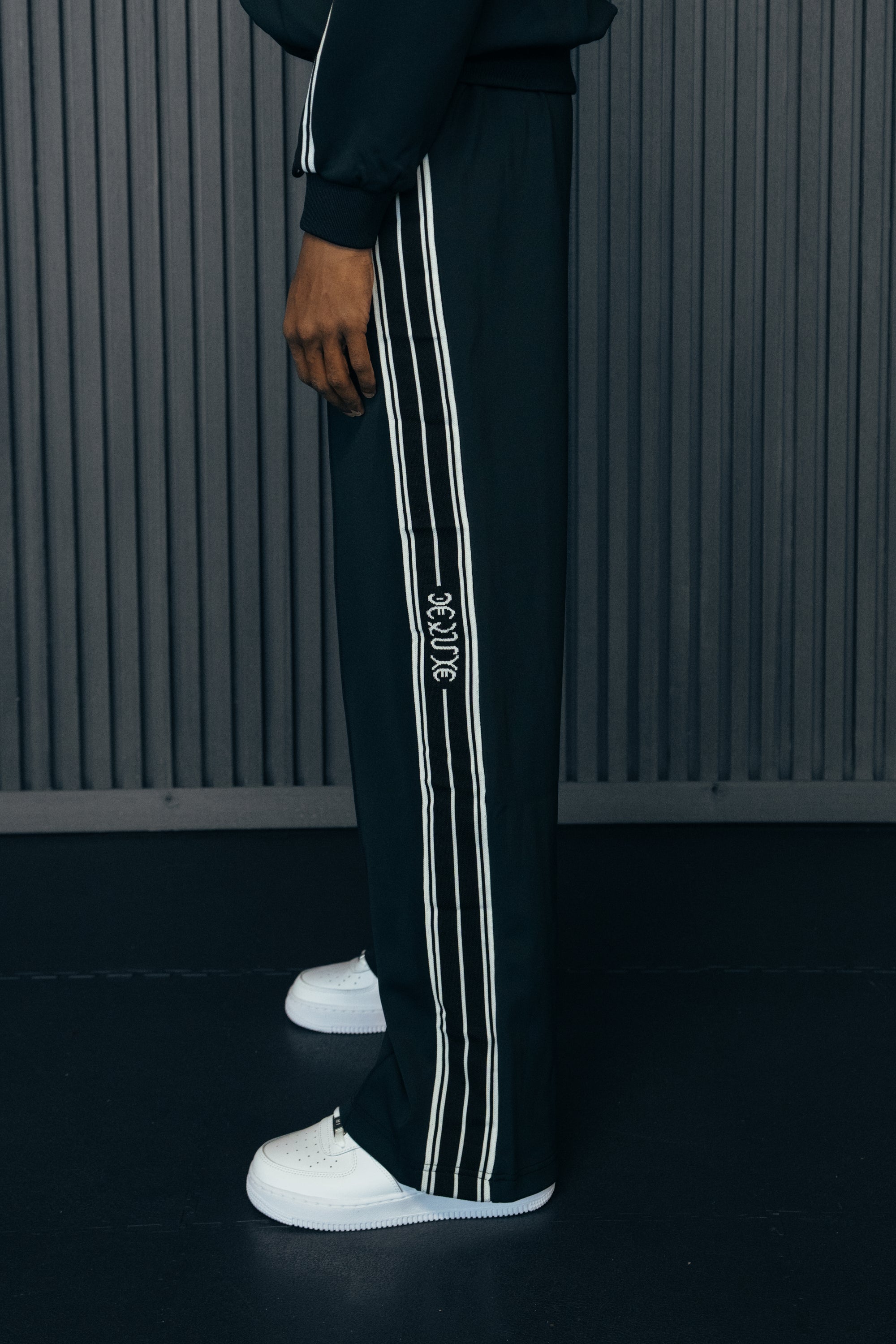 1DELUXE MARQUE JOGGERS MENS : BLACK